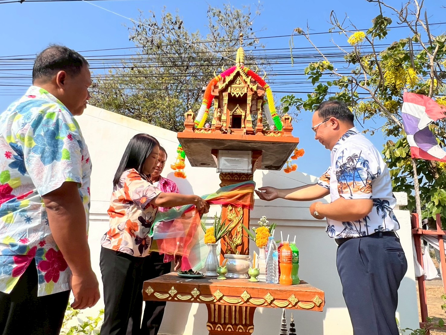 title - ส.ป.ก. ยโสธร จัดพิธีเจริญพระพุทธมนต์ทำบุญถวายภัตตาหารเพลแด่พระสงฆ์ พิธีสักการะศาลเจ้าที่และสิ่งศักดิ์สิทธิ์ประจำสำนักงาน เนื่องในเทศกาลวันขึ้นปีใหม่ไทย